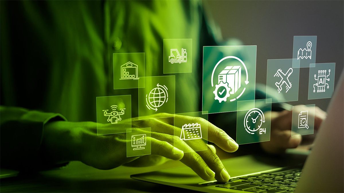 Profissional operando painel de tecnologia logística